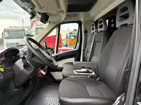 Náklaďák 2018 [div] JUMPER + SALES TRAILER / SHOWROOM + BAR/STAGE + 12,000 km (13)