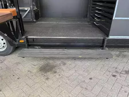 Náklaďák 2018 [div] JUMPER + SALES TRAILER / SHOWROOM + BAR/STAGE + 12,000 km (15)