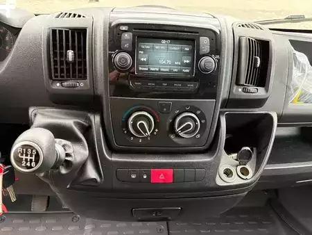 Náklaďák 2018 [div] JUMPER + SALES TRAILER / SHOWROOM + BAR/STAGE + 12,000 km (17)