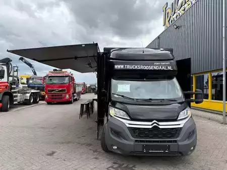 Náklaďák 2018 [div] JUMPER + SALES TRAILER / SHOWROOM + BAR/STAGE + 12,000 km (9)