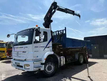 Caminhão 2008 Mercedes-Benz Axor 2633 + HIAB 220 C 3X EXT. + REMOTE + 6X4 + 3 SIDE TIPPER + (9)