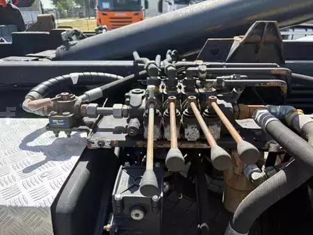 Camión 2007 MAN TGA 26.360 + 6X4 + HOOK ARM SYSTEM + MANUAL + BIG AXLES (11)