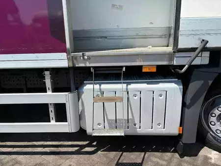Camion 2015 Mercedes-Benz Antos 1924 + CARRIER SUPRA 1150 + 2 COMPARTMENTS + LOADFLIFT + E (14)