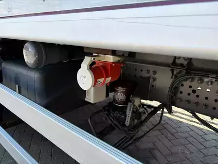 Camion 2015 Mercedes-Benz Antos 1924 + CARRIER SUPRA 1150 + 2 COMPARTMENTS + LOADFLIFT + E (7)