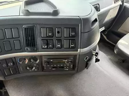 Náklaďák 2005 Volvo FM 12.380 + HMF 2220 K5 + 8X4 STEERING + TIPPER + REMOTE (19)
