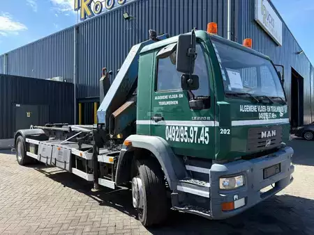 Lastkraftwagen 2002 MAN LE 220 B + PALFINGER PK 14080 - 3X EXT + HOOK ARM SYSTEM (20)