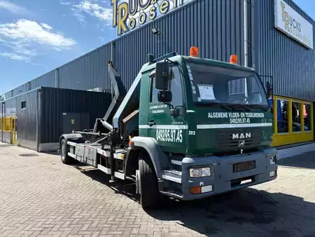 Lastkraftwagen 2002 MAN LE 220 B + PALFINGER PK 14080 - 3X EXT + HOOK ARM SYSTEM (8)