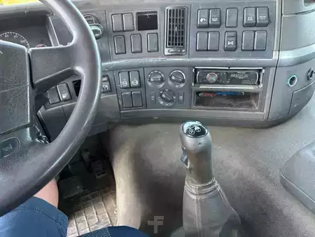 Náklaďák 2005 Volvo FM12 .420 + hydrolic ramps + 8x4 + manual + spring suspension (13)
