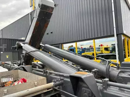 Lastkraftwagen 2015 Scania P 410 + FASSI F 165 - 2X EXT. + 8X4 + HOOK ARM SYSTEM + EURO 6 + (15)