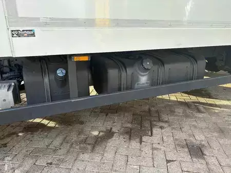 Ciężarówka 2012 DAF LF 45,180 + euro 5 + 12ton + 5.58m box + lift (13)