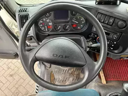 Camion 2006 DAF LF 55.220 + HMF 735 K2 -- 2X EXT. + TIPPER + 3 SEATS + MANUAL + (17)