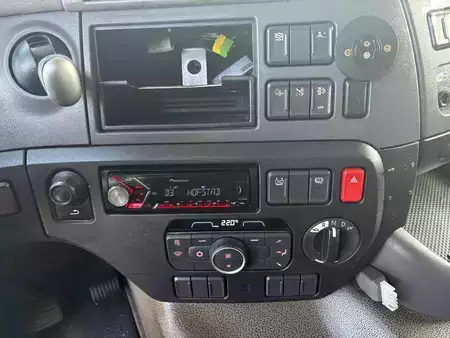 Vrachtwagen 2018 DAF CF 230 + DHOLLANDIA LOADLIFT + 19 TON + BOX 7.46 METER + EURO 6 (20)