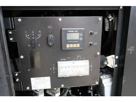 Miscelaneo 2020 GENERAC V20 4x320W lichtmast light tower (8)