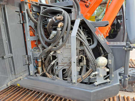 Korečková rýpadla 2017 Hitachi ZX135US-6 (18)