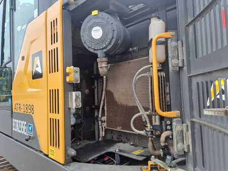 Korečková rýpadla 2017 Volvo ECR235EL (15)