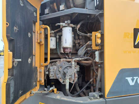 Korečková rýpadla 2017 Volvo ECR235EL (16)