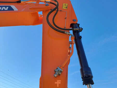 Korečková rýpadla 2025 DEVELON DX300LC-7M (9)
