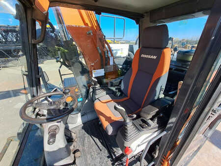 Escavadora de rodas 2018 Doosan DX140W-5 (17)
