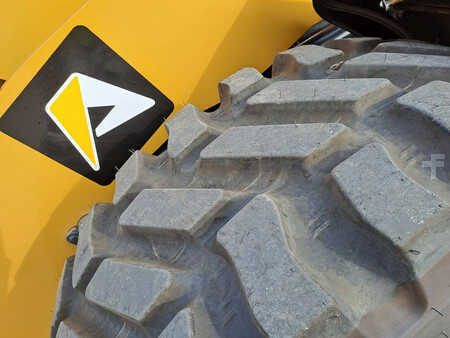 Kolové nakladače 2024 Caterpillar 906 (Bucket+Forks) (11)