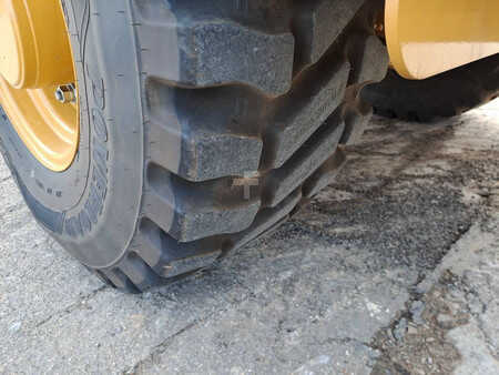 Kolové nakladače 2024 Caterpillar 906 (Bucket+Forks) (14)