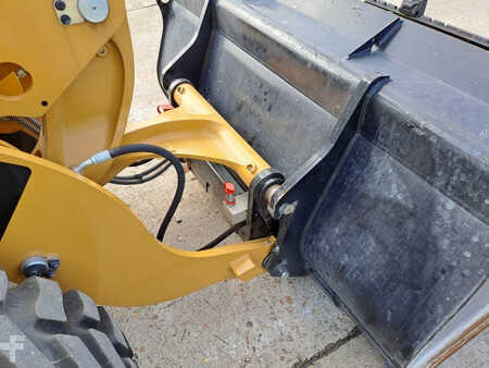 Kolové nakladače 2024 Caterpillar 906 (Bucket+Forks) (16)