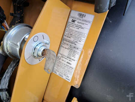 Kolové nakladače 2024 Caterpillar 906 (Bucket+Forks) (19)