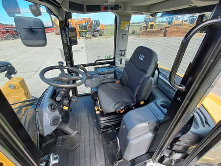 Kolové nakladače 2024 Caterpillar 906 (Bucket+Forks) (20)