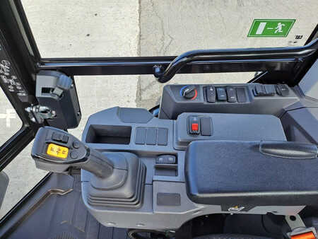 Kolové nakladače 2024 Caterpillar 906 (Bucket+Forks) (21)