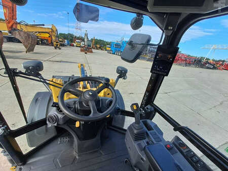 Kolové nakladače 2024 Caterpillar 906 (Bucket+Forks) (23)