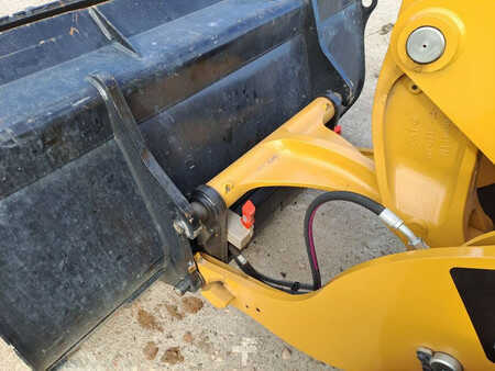 Kolové nakladače 2024 Caterpillar 906 (Bucket+Forks) (9)