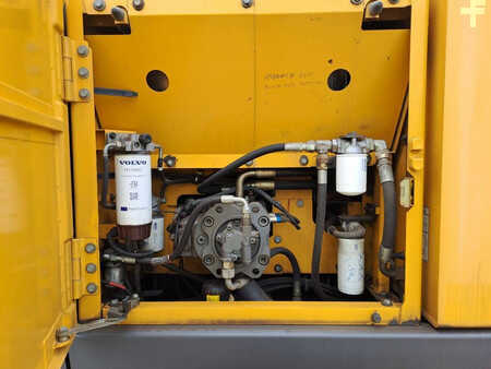 Escavadora de rastos 2015 Volvo EC 220 EL (New Undercarriage) (18)