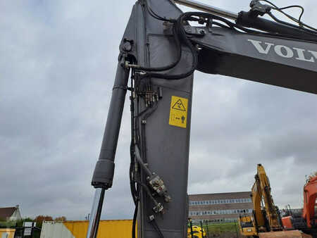 Escavadora de rastos 2015 Volvo EC 220 EL (New Undercarriage) (8)