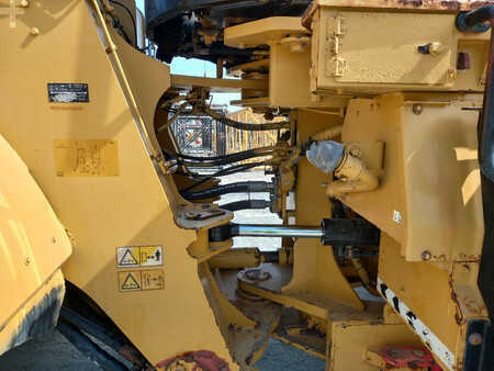 Kolové nakladače 2017 Caterpillar 980L (Abu Dhabi) (11)
