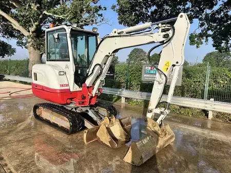 Kerekes kotrógép 2017 Takeuchi TB230 Excavator (5)