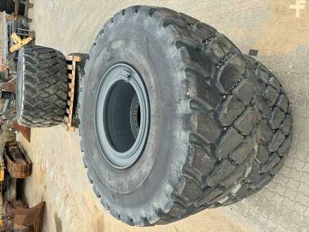 Ostatní 0 Bridgestone 875/65 R 29 (2)
