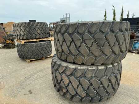 Ostatní 0 Bridgestone 875/65 R 29 (3)
