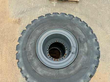 Ostatní 0 Bridgestone 875/65 R 29 (4)