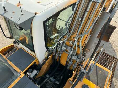 Korečková rýpadla 2013 Liebherr R 924 (17)
