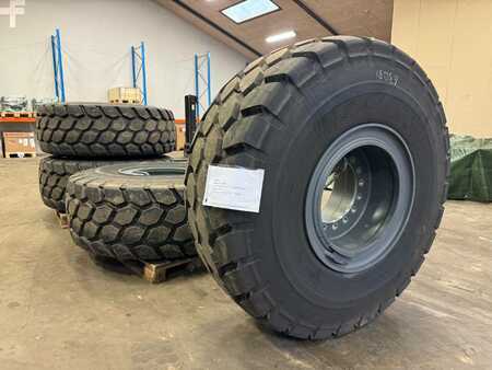 Ostatní 0 Bridgestone 23.5 R 25 (1)