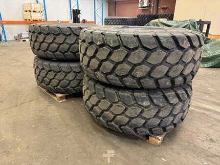 Ostatní 0 Bridgestone 23.5 R 25 (2)