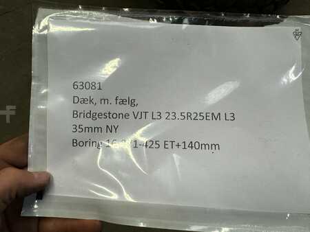 Ostatní 0 Bridgestone 23.5 R 25 (4)