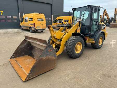 Kompakt lastare 2017 Caterpillar 906 (2)