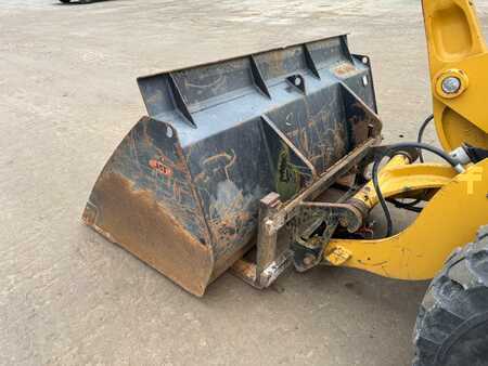 Kompakt lastare 2017 Caterpillar 906 (8)