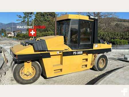 Válce s gumovými koly 2004 Caterpillar PS300B (1)