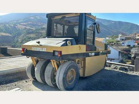 Válce s gumovými koly 2004 Caterpillar PS300B (10)