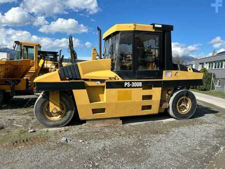 Válce s gumovými koly 2004 Caterpillar PS300B (15)
