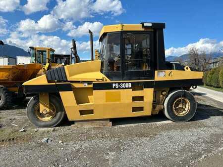 Válce s gumovými koly 2004 Caterpillar PS300B (17)