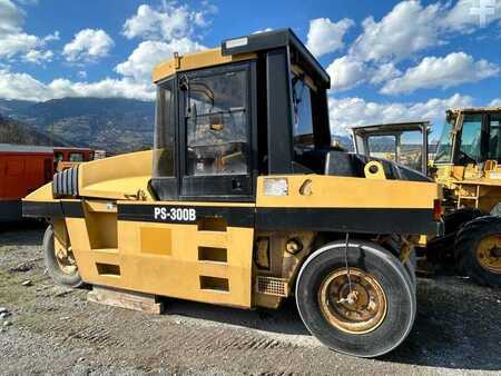 Válce s gumovými koly 2004 Caterpillar PS300B (19)