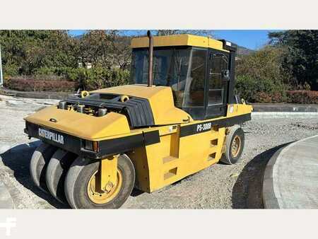 Válce s gumovými koly 2004 Caterpillar PS300B (2)