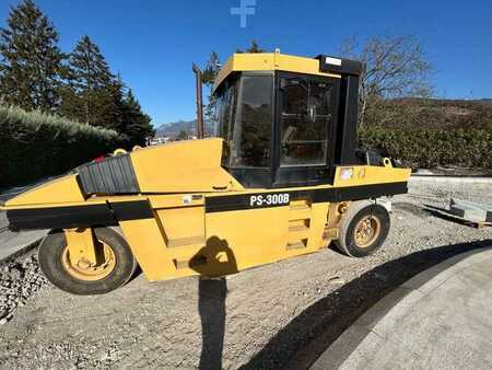 Válce s gumovými koly 2004 Caterpillar PS300B (3)